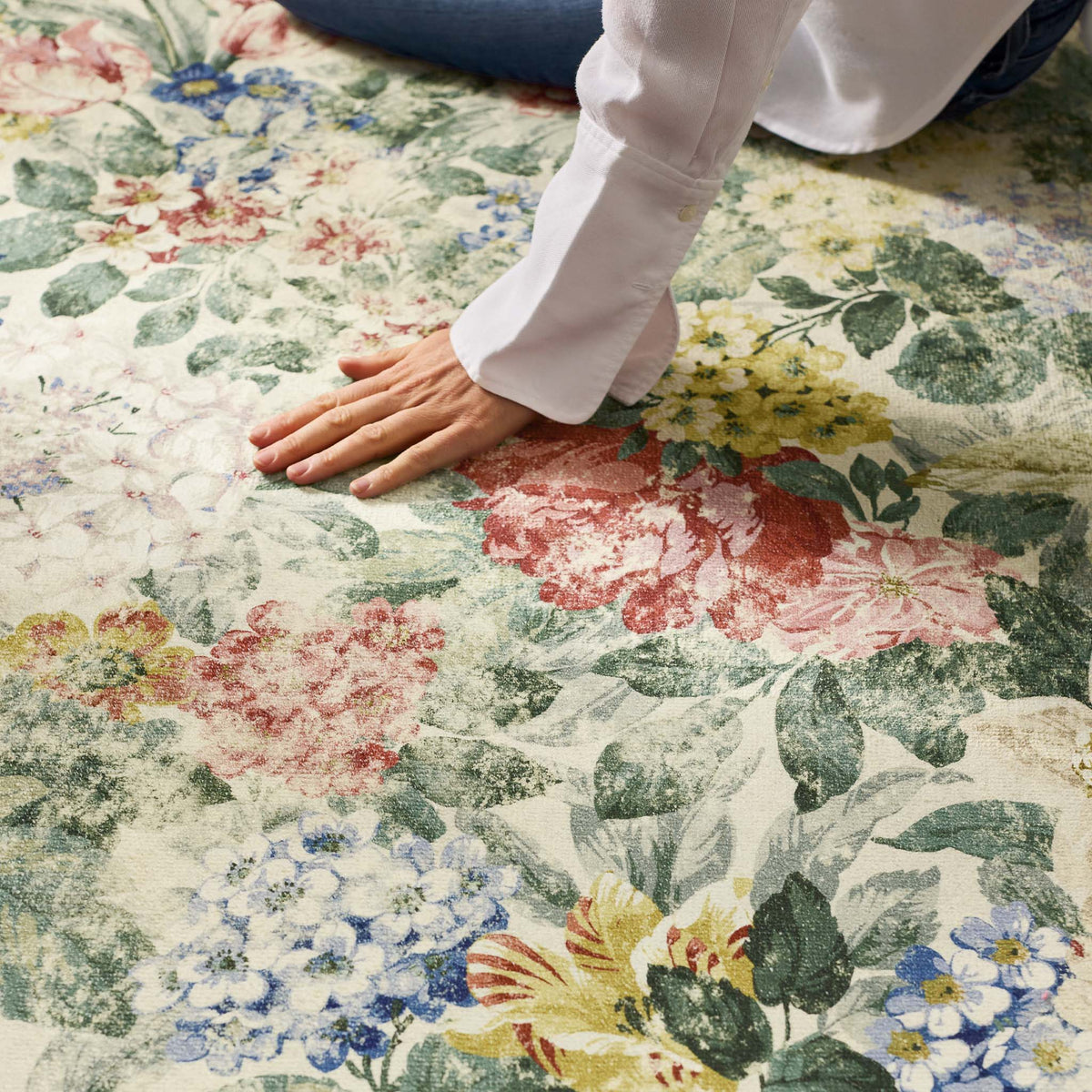 Highgrove by Sanderson x Hug Rug Eco-Washable Antique Hydrangea & Rose Chintz