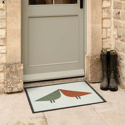 Hug Rug Outdoor Lintu Rust\Green. Made from ECONYL regnerated yarn featuring two Lintu Birds.